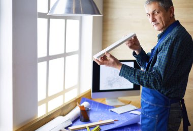 Ofisteki çizim masasında çalışan mimar