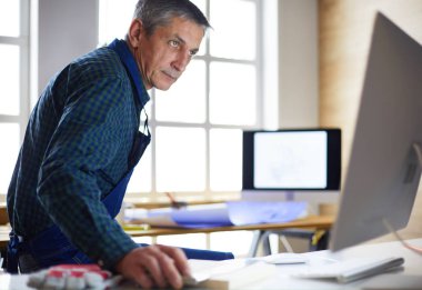 Ofisteki çizim masasında çalışan mimar