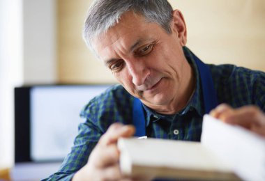 Ofisteki çizim masasında çalışan mimar