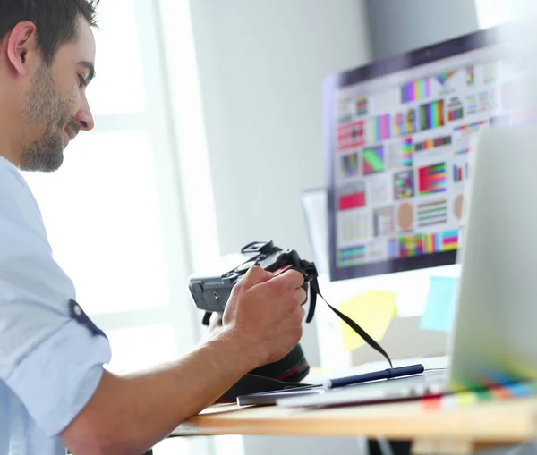 İnternette çalışırken bilgisayarın ve dizüstü bilgisayarın önünde grafik stüdyosunda oturan genç tasarımcının portresi. — Stok fotoğraf