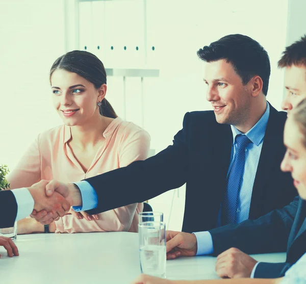 Geschäftsleute sitzen und diskutieren bei Besprechungen, im Büro — Stockfoto