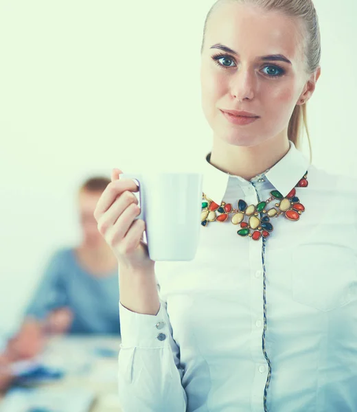 Porträt einer jungen Frau im Büro stehend — Stockfoto