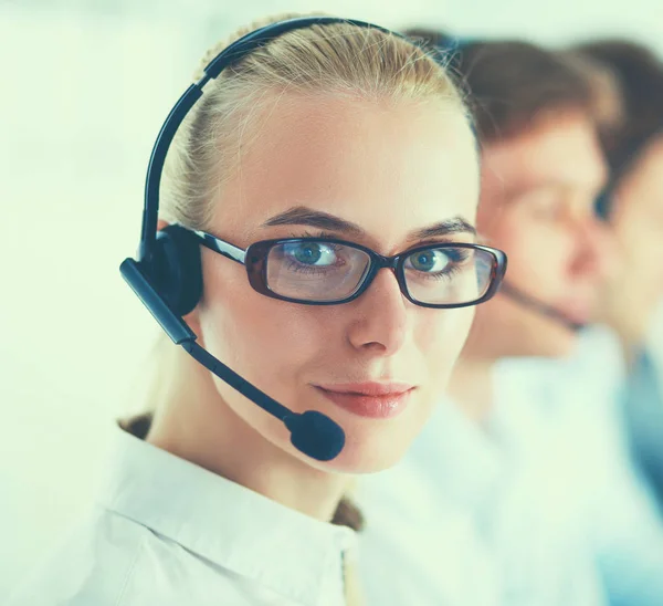 Atractivos jóvenes empresarios y colegas positivos en una oficina de call center — Foto de Stock