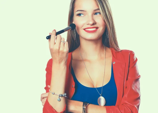 Mladá krásná žena drží v ruce štětec na makeup — Stock fotografie