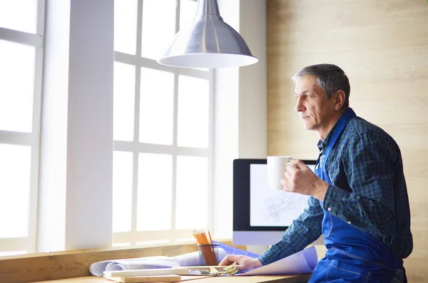 Architect werkt aan tekentafel in kantoor — Stockfoto