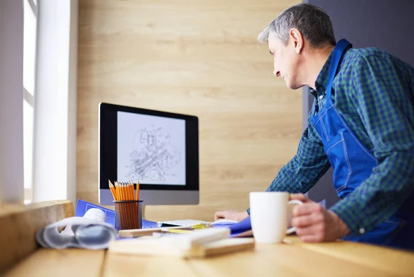 Architekt arbeitet im Büro am Reißbrett — Stockfoto