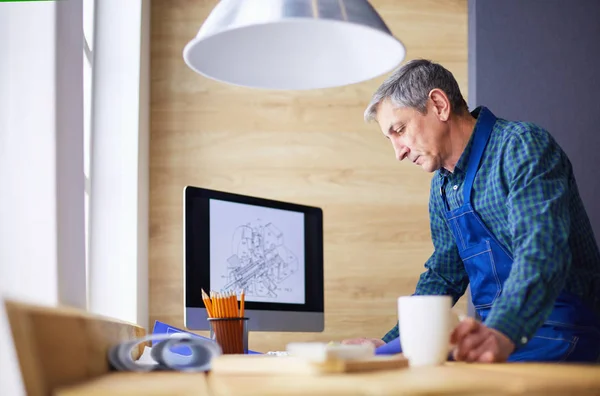 Architekt arbeitet im Büro am Reißbrett — Stockfoto