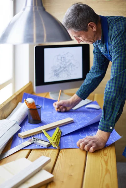 Архитектор, работающий над оформлением стола в офисе — стоковое фото
