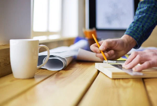 Arquiteto trabalhando na mesa de desenho no escritório — Fotografia de Stock