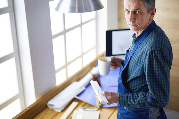 Architekt arbeitet im Büro am Reißbrett — Stockfoto