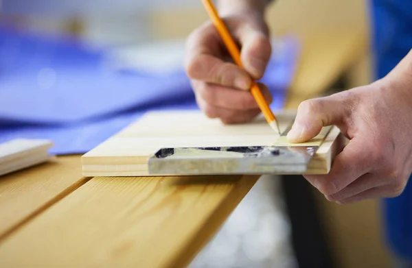 Architekt arbeitet im Büro am Reißbrett — Stockfoto