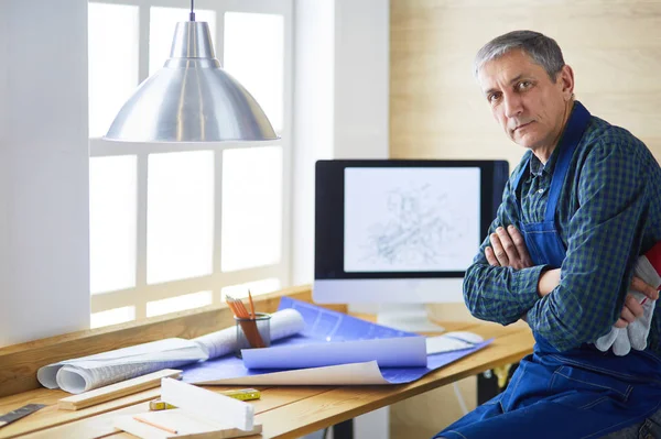 Architekt arbeitet im Büro am Reißbrett — Stockfoto