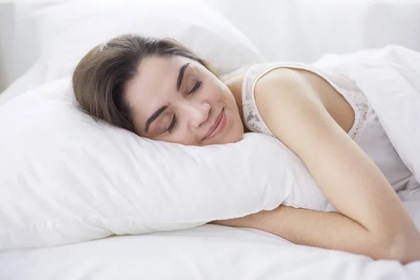 Jolie femme couchée sur son lit à la maison — Photo