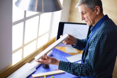 Ofisteki çizim masasında çalışan mimar