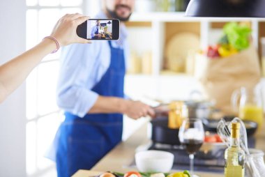 Yakışıklı bir adamın portresi yemek programı ya da blog