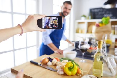 Yakışıklı bir adamın portresi yemek programı ya da blog