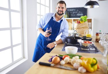 Adam ev mutfağında lezzetli ve sağlıklı yemekler hazırlıyor.