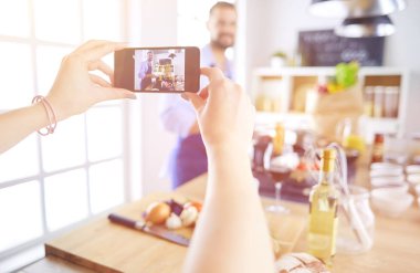 Yakışıklı bir adamın portresi yemek programı ya da blog