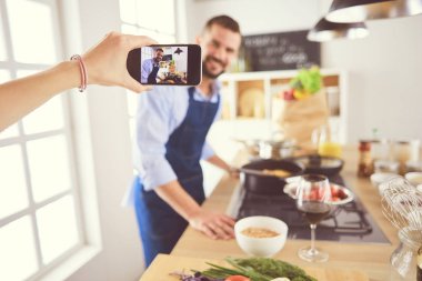 Yakışıklı bir adamın portresi yemek programı ya da blog