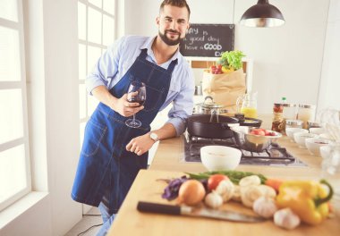 Adam ev mutfağında lezzetli ve sağlıklı yemekler hazırlıyor.