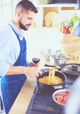 Adam ev mutfağında lezzetli ve sağlıklı yemekler hazırlıyor.