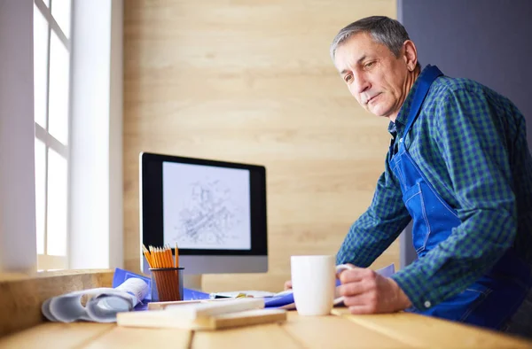 Architecte travaillant sur table à dessin dans le bureau — Photo