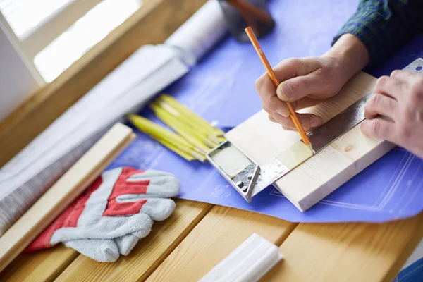 Architecte travaillant sur table à dessin dans le bureau — Photo