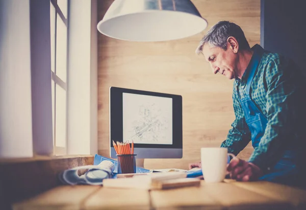 Architecte travaillant sur table à dessin dans le bureau — Photo