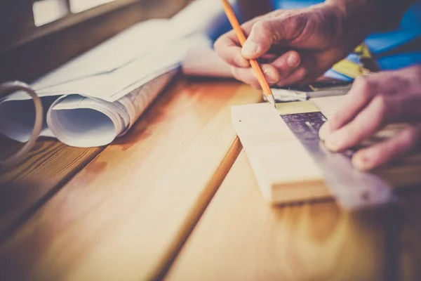 Arquitecto trabajando en mesa de dibujo en la oficina —  Fotos de Stock