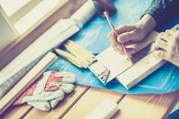 Arquiteto trabalhando na mesa de desenho no escritório — Fotografia de Stock