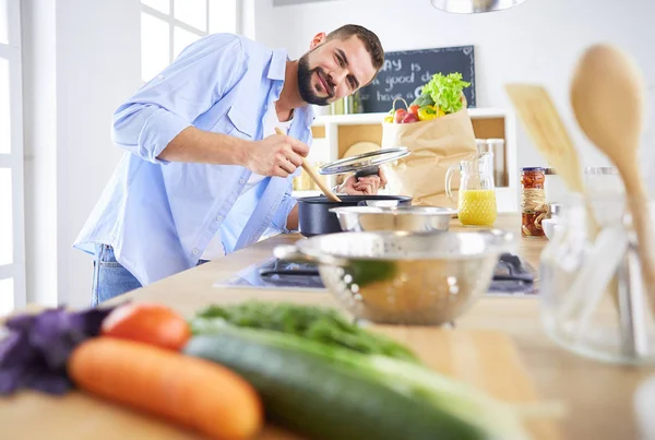 Homem preparando comida deliciosa e saudável na cozinha da casa — Fotografia de Stock