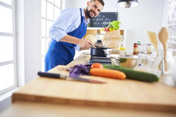 Homem preparando comida deliciosa e saudável na cozinha da casa — Fotografia de Stock