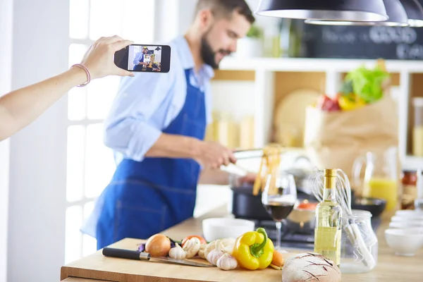 Porträt eines gutaussehenden Mannes, der Kochshow oder Blog filmt — Stockfoto