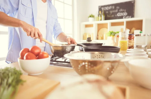 가정 주방에서 맛있고 건강에 좋은 음식을 준비하는 사람 — 스톡 사진