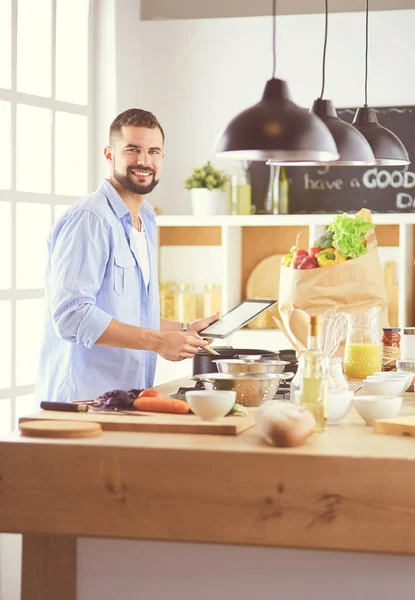 Hombre preparando comida deliciosa y saludable en la cocina casera — Foto de Stock