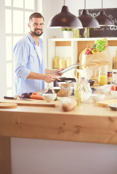 Uomo che prepara cibo delizioso e sano nella cucina di casa — Foto Stock