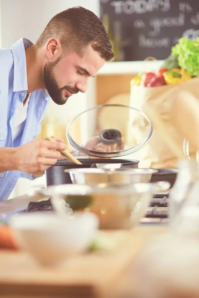 Hombre preparando comida deliciosa y saludable en la cocina casera — Foto de Stock