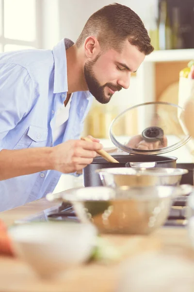 Homem preparando comida deliciosa e saudável na cozinha da casa — Fotografia de Stock