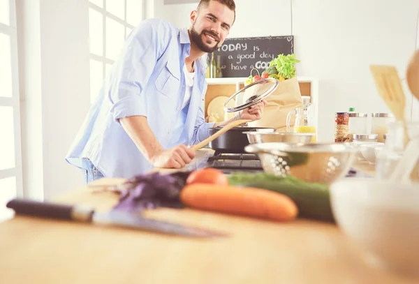 Homem preparando comida deliciosa e saudável na cozinha da casa — Fotografia de Stock