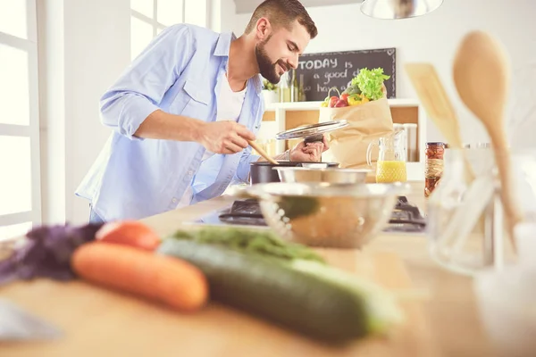 Hombre preparando comida deliciosa y saludable en la cocina casera — Foto de Stock