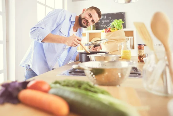 Homem preparando comida deliciosa e saudável na cozinha da casa — Fotografia de Stock