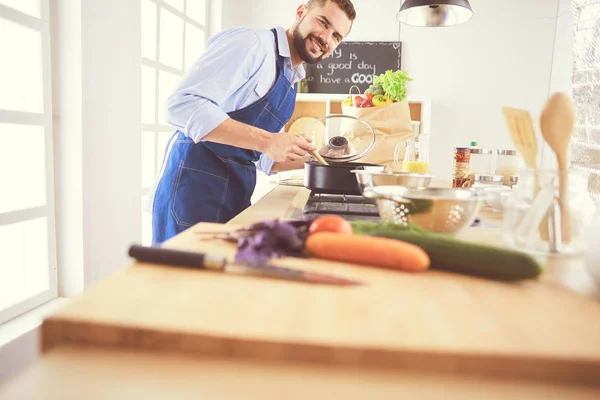 Homem preparando comida deliciosa e saudável na cozinha da casa — Fotografia de Stock