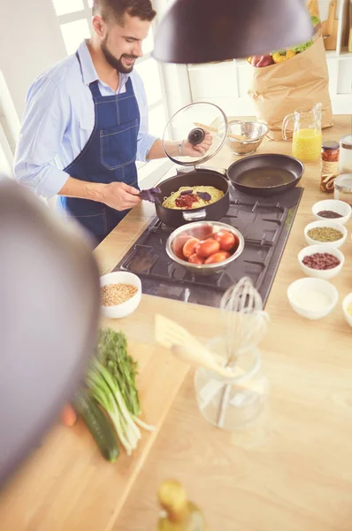 Hombre preparando comida deliciosa y saludable en la cocina casera — Foto de Stock