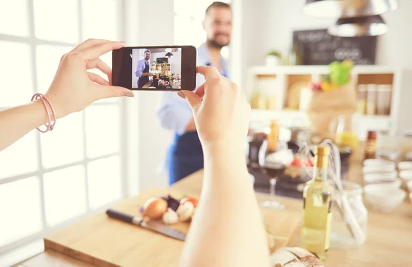 Ritratto di bell'uomo che filma cooking show o blog — Foto Stock