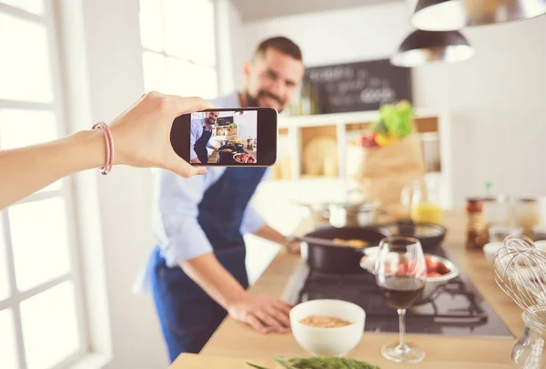 Ritratto di bell'uomo che filma cooking show o blog — Foto Stock