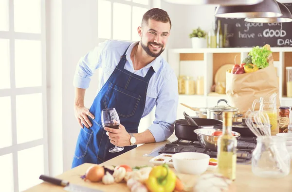 Man preparing delicious and healthy food in the home kitchen — Stock Photo, Image