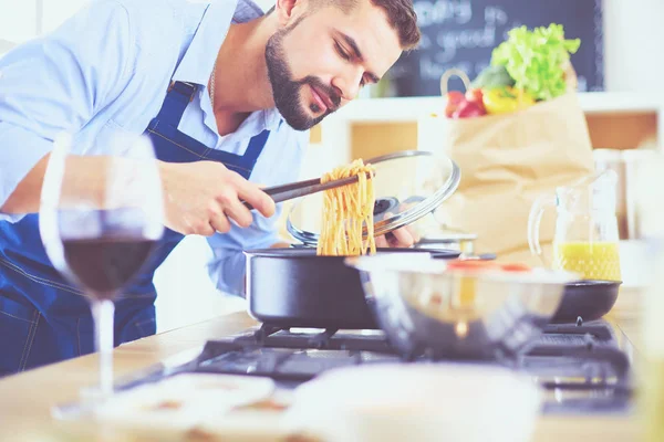 Man preparing delicious and healthy food in the home kitchen — Stock Photo, Image
