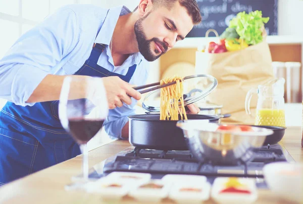 Hombre preparando comida deliciosa y saludable en la cocina casera — Foto de Stock