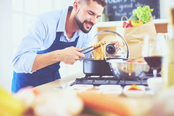 Mann bereitet leckeres und gesundes Essen in der heimischen Küche zu — Stockfoto