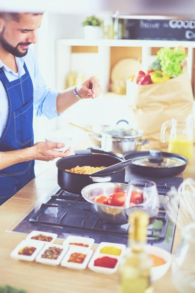 Homem preparando comida deliciosa e saudável na cozinha da casa — Fotografia de Stock